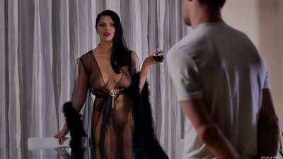 Slut Kira Ratu diondang tatangga nya keur tea jeung fucked anjeunna dina meja dinner